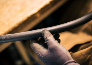 Passage câble électrique aérien en souterrain : combien ça coûte ?